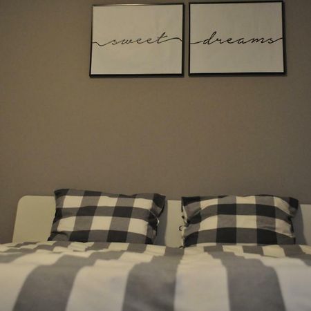 Sleep & Fly Apartment Отопени Экстерьер фото