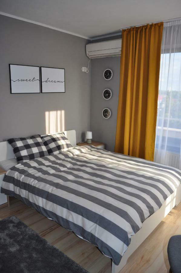 Sleep & Fly Apartment Отопени Экстерьер фото