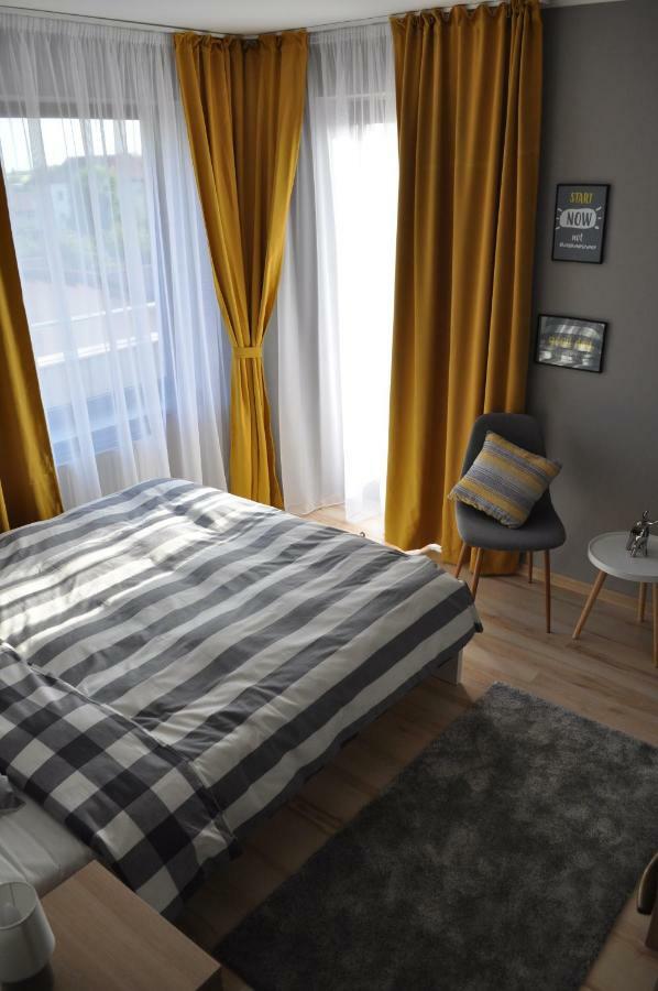 Sleep & Fly Apartment Отопени Экстерьер фото